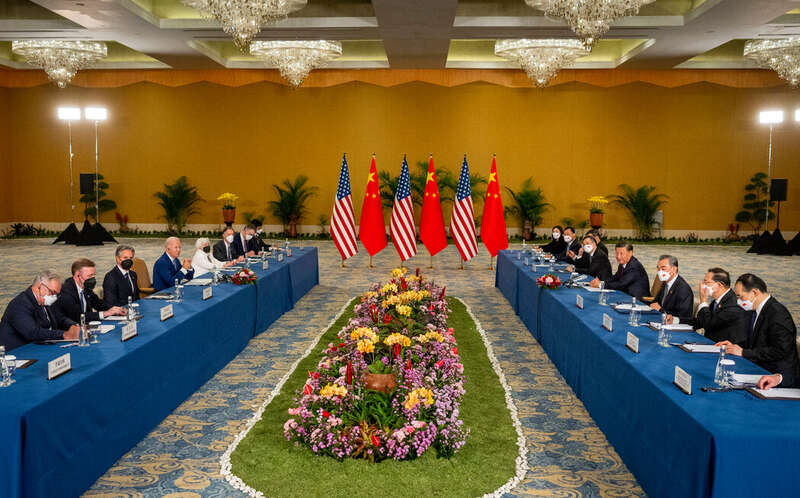 拜登和习近平举行了近三个小时的会晤，讨论了双边关系中一些最棘手的问题，包括台湾问题上的紧张局势、经济问题以及重启气候谈判。<br />
<br />
拜登和习近平举行了近三个小时的会晤，讨论了双边关系中一些最棘手的问题，包括台湾问题上的紧张局势、经济问题以及重启气候谈判。 Doug Mills/The New York Times<br />
</center><br />
拜登和习近平相识十多年，最后一次见面是在2017年的达沃斯。他们在G20峰会前热情地打招呼。（经常迟到的拜登和习近平一样提前到达。）当面带笑容的拜登大步走向习近平时，在重要会面中通常表情严肃的习近平露出了笑容。<br />
<br />
“由于他们稳固的个人关系，直接听取另一位领导人的意见让人感到安心，”前助理国务卿丹尼尔·拉塞尔说，他在拜登担任副总统时负责东亚和太平洋事务，曾陪同拜登与习近平数次会面。尽管如此，他说，“没有理由认为任何一方会放松各自的优先事项，或者开始顺从对方所谓的核心利益。”<br />
<br />
在他们的会谈中，习近平似乎在呼吁拜登利用他的威信来控制近来华盛顿普遍存在的对中国的不信任。<br />
<br />
“中国从来不寻求改变现有国际秩序，不干涉美国内政，无意挑战和取代美国，”习近平在会谈中说。<br />
<center><br />
<img onload='javascript:if(this.width>600) this.width=600'  src=